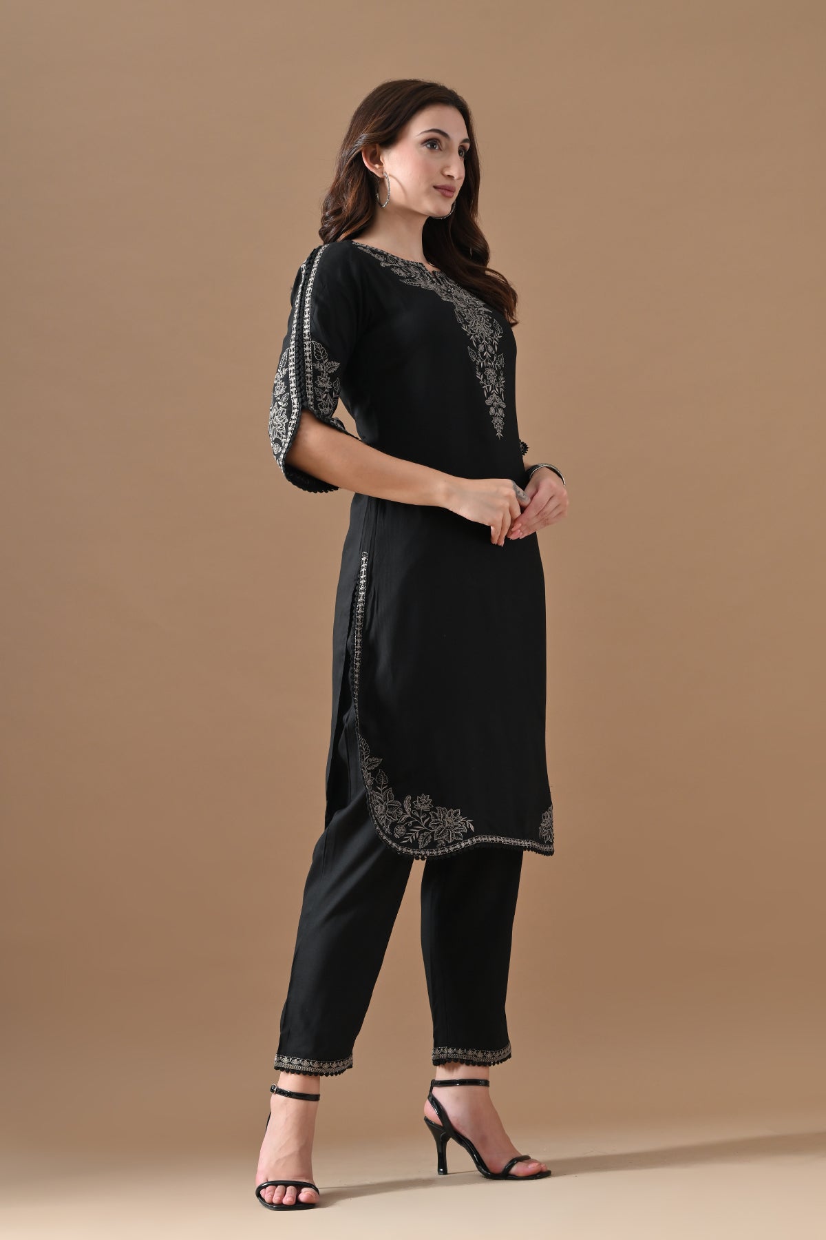 Black Embroidered Kurta Set (2 Piece)
