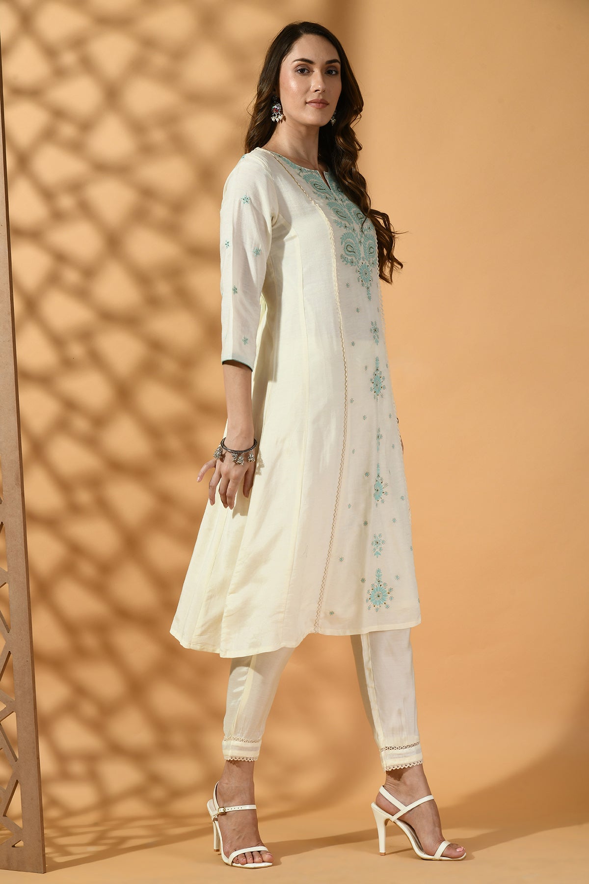 Cream Embroidered Solid Kurta 3 Pcs Set