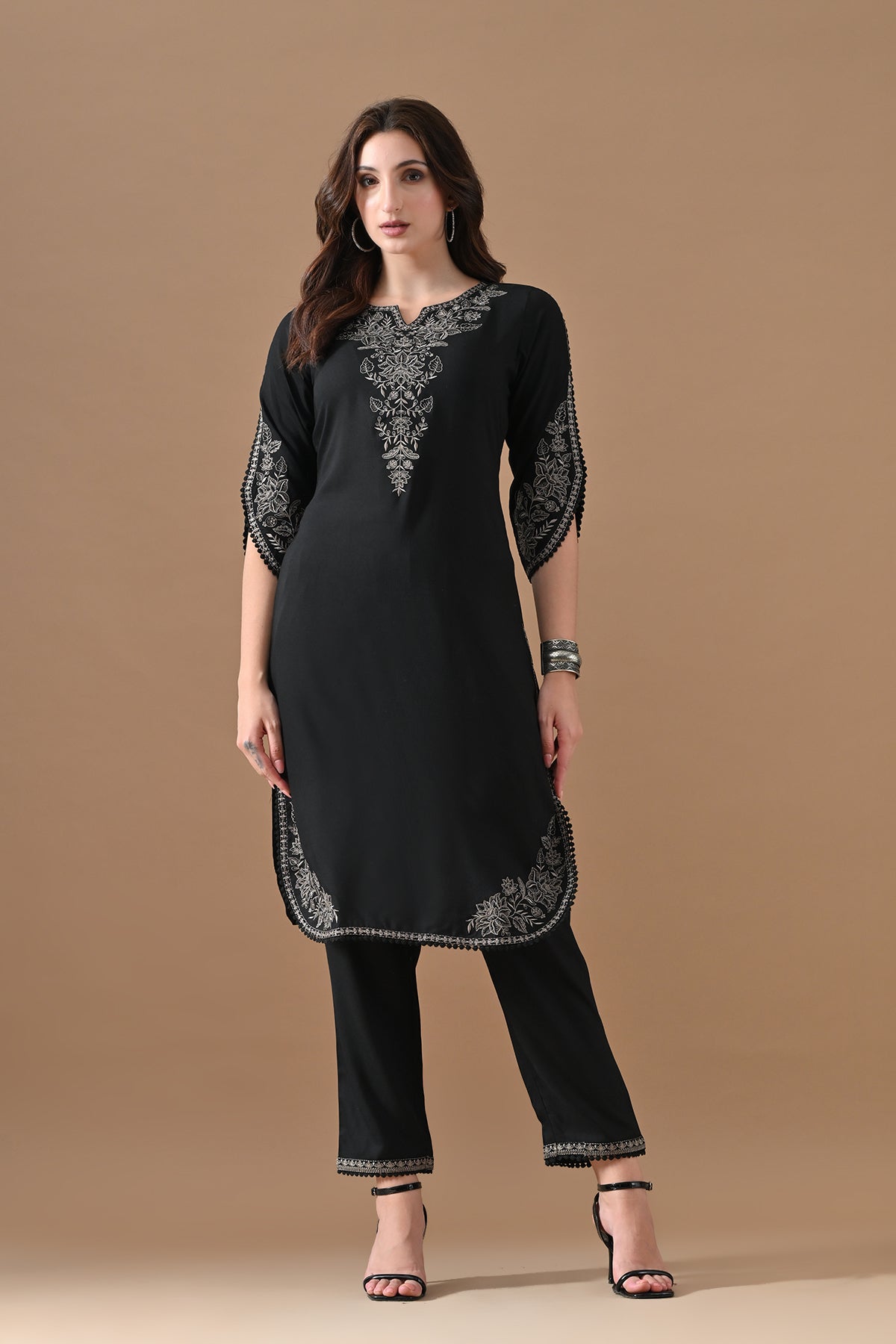 Black Embroidered Kurta Set (2 Piece)