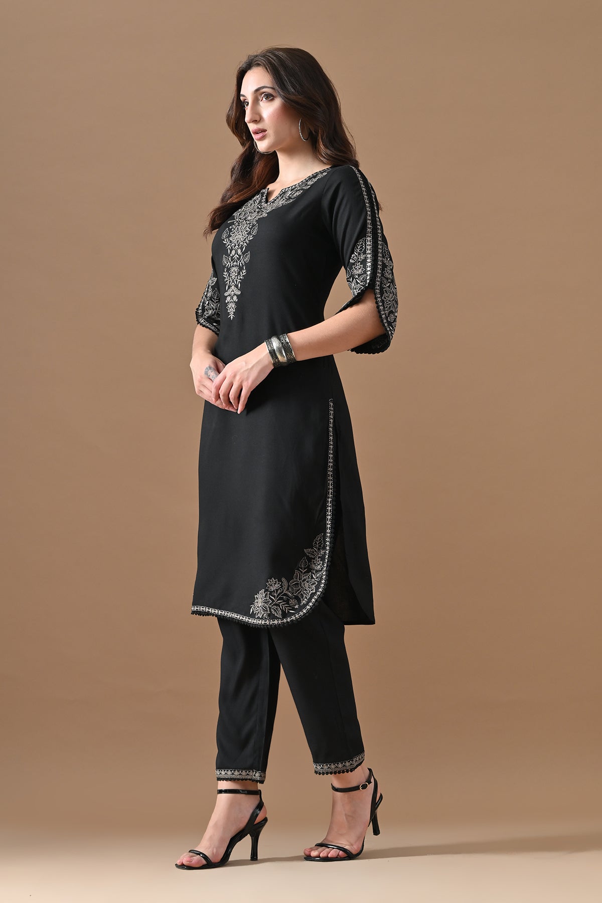Black Embroidered Kurta Set (2 Piece)