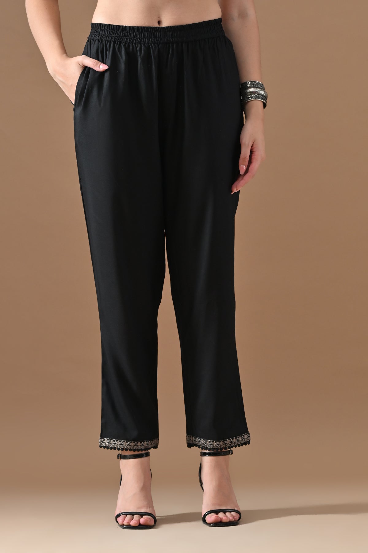 Black Embroidered Kurta Set (2 Piece)